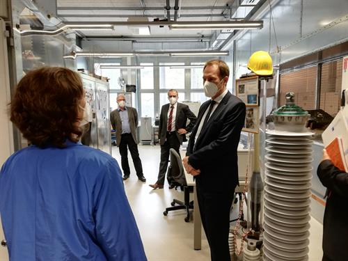 Auch über Hochspannungs- und Energietechnik wurde der Oberbürgermeister bei seinem Besuch informiert. Fotos (2): Michael Kirch